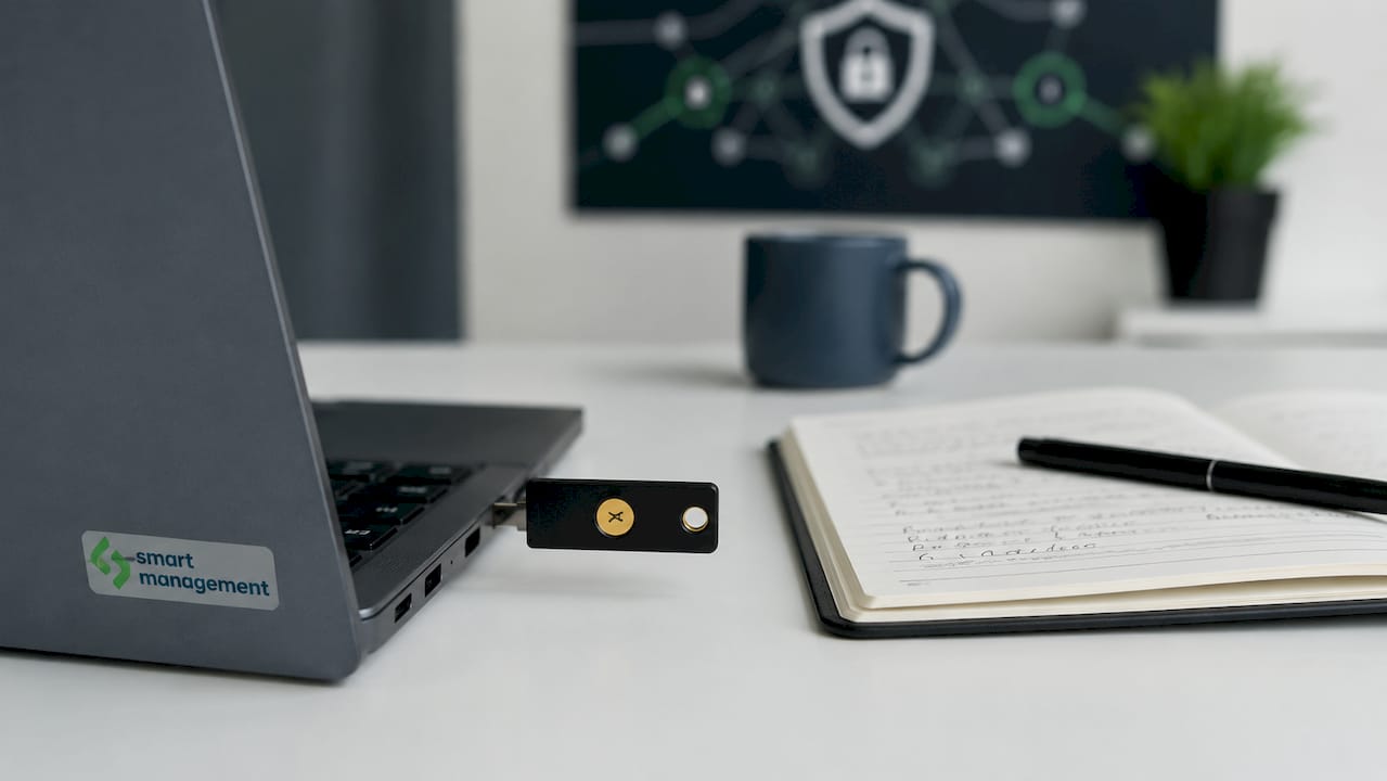 Yubikey хардуерен ключ е включен в USB порта на лаптопа.