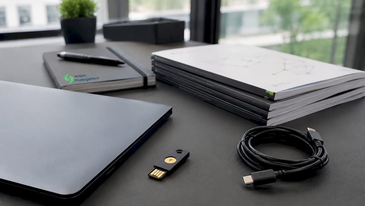 Работното място на програмист с лаптоп и YubiKey отблизо