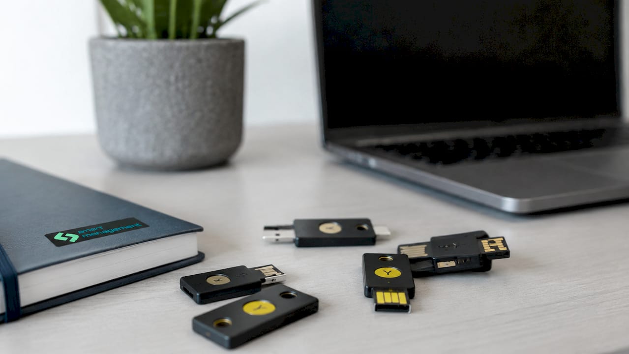 YubiKey устройства за сигурност, представени върху бял фон